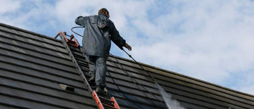 Nettoyage toiture avec nos artisans couvreurs 77 